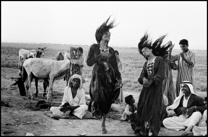 IRAQ. 1956. Gypsies dancing in a camp near Catesiphon.